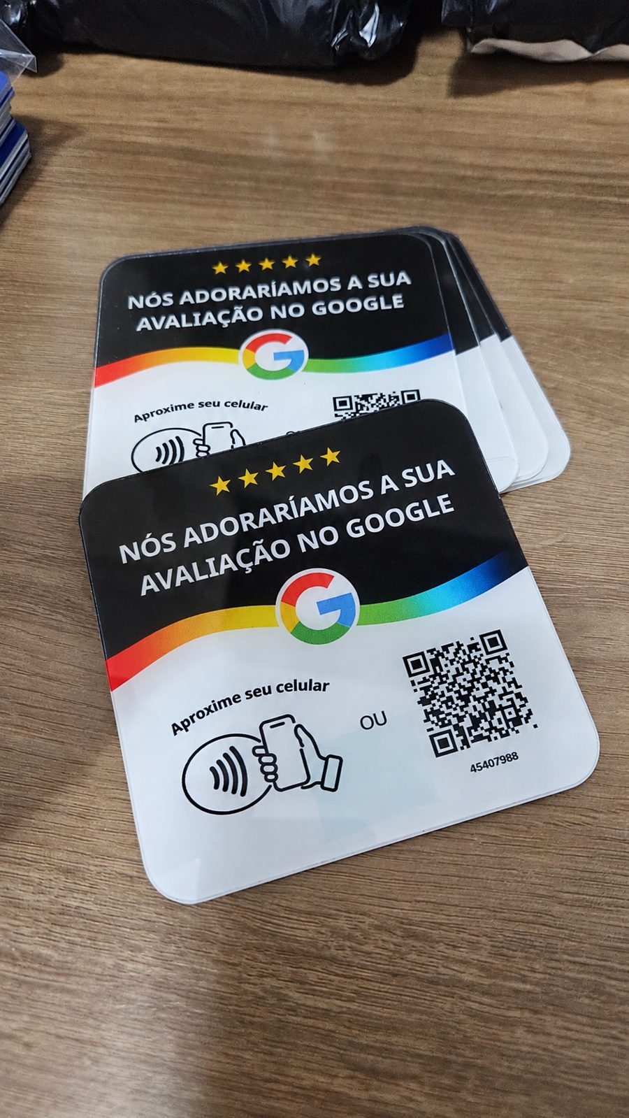 Plaquinhas de acrílico pretas sobre a mesa